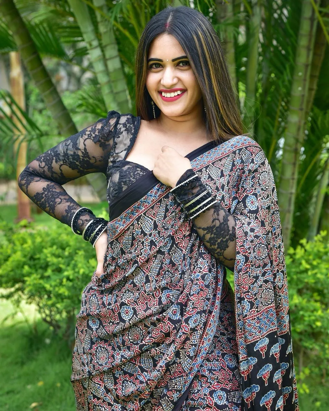 TELUGU TV ACTRESS SRAVANTHI CHOKARAPU STILLS IN BLACK SAREE BLOUSE 2